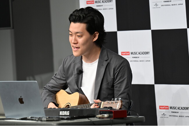 音楽とお笑いの二刀流・粗品さん、学生約230名に特別講義を実施　作詞作曲の表現の工夫と「作り続けること」の重要性を伝授
