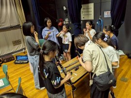 初めて楽器を触る様子