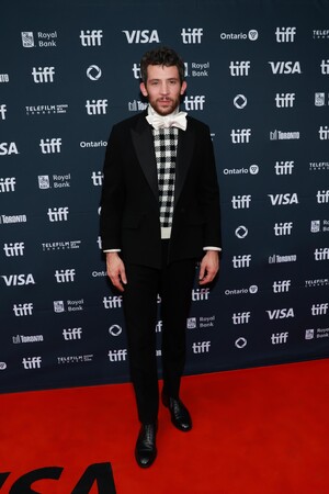 【Dior】ディオールを纏うセレブリティ：ジョシュ・オコナー ＠第50回トロント国際映画祭