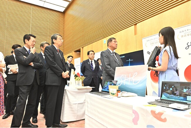 日本スタートアップ大賞2025 審査委員会特別賞を受賞したSHE株式会社の展示ブースにmuonの「THE Backpack」を提供