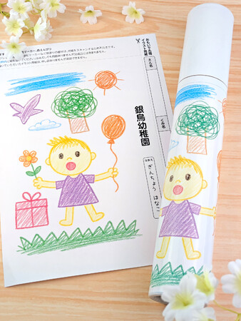 子どもたちが描いた絵がそのまま「卒業証書の丸筒」に！新サービス「おもいで丸筒」発売