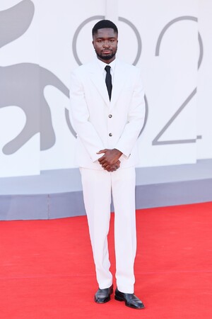 【ロエベ】第82回ベネチア国際映画祭にてステファヌ・バクがロエベを着用