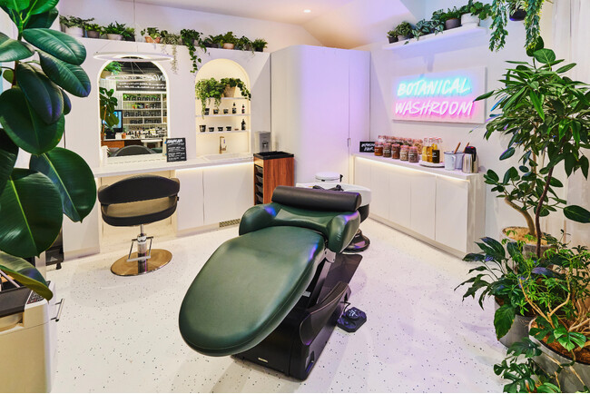 ナチュラルコスメブランドLUSHラッシュ独自のヘアサロンコンセプト「Lush HairLab」日本初上陸！ 9月20日（土）から髪と頭皮のスパ「ボタニカルウォッシュルーム」開始