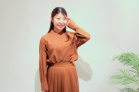 秋服と夏服のミックス「暑くても季節感ある服を着たい！」に応えた
 “涼しい秋服”ブラウスセットアップが洋服の青山から登場　