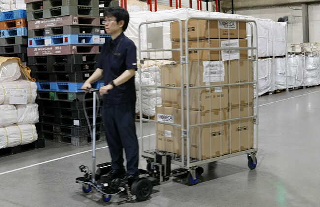 歩行負担を最大9割削減。低コストで搬送業務を自動化する台車牽引ソリューション「Carry Link」を発表