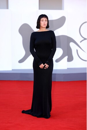 ラコステ、アデル・エグザルホプロスとセドリック・ヒメネスを纏う　ヴェネチア国際映画祭クロージング上映にて