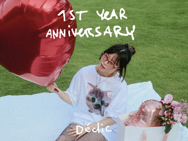 パリやロンドンのライフスタイルを届けるセレクトショップ「デクリック」の1周年を記念し、2ブランドとのコラボアイテムを発売。