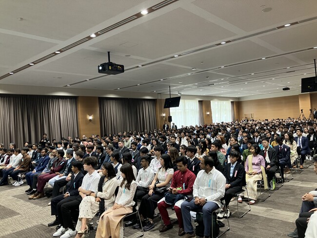 工学部第1期生の留学生が卒業し、新たに46の国・地域から323名の留学生が入学