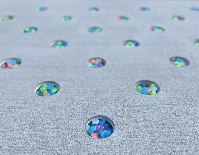 歩くのが楽しくなる舗装へ　Dotconが丸穴仕上げを新提案