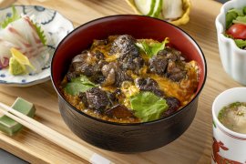 地鶏の親子丼【黒】お刺身付き 1,100円(税込)