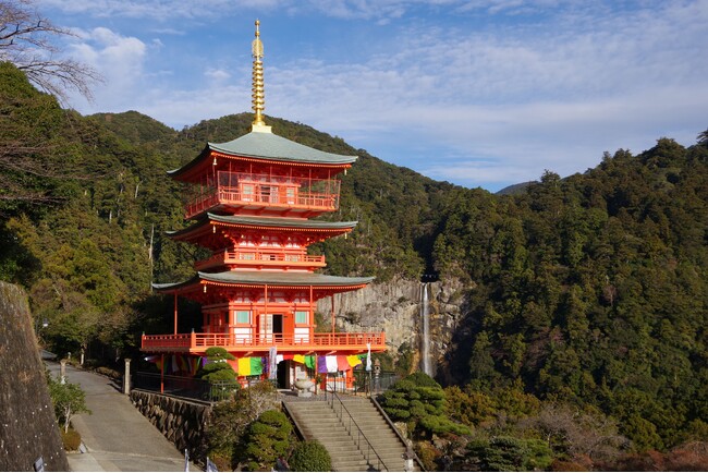 和歌山県・休暇村南紀勝浦では、人気のオリジナルツアー「世界遺産ウォーク熊野古道大門坂」付きの宿泊プランを10月1日より販売　～ご夕食は南紀名産のまぐろと和歌山の秋冬の味覚くえを一緒に味わえる会席～
