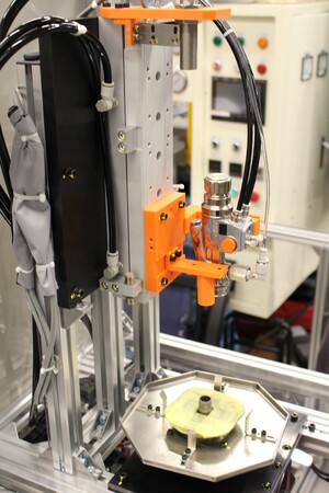 【製作期間2か月】0.1mg単位の高精度均一塗布を実現　オーダーメイド自動化工場設備の業界を覆す超短納期で接着剤・潤滑剤塗布装置を提供し、工場自動化・省人化に貢献