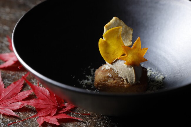 【星のや京都】間引きぶどうの塩で味わう紅葉鯛、渡り蟹と菊の泡酢仕立て。伝統と革新が織りなす、驚きに満ちた京の秋「真味自在・秋」提供開始