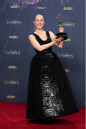 【ルイ・ヴィトン】第77回エミー賞で助演女優賞を受賞したエリン・ドハティがルイ・ヴィトンを着用