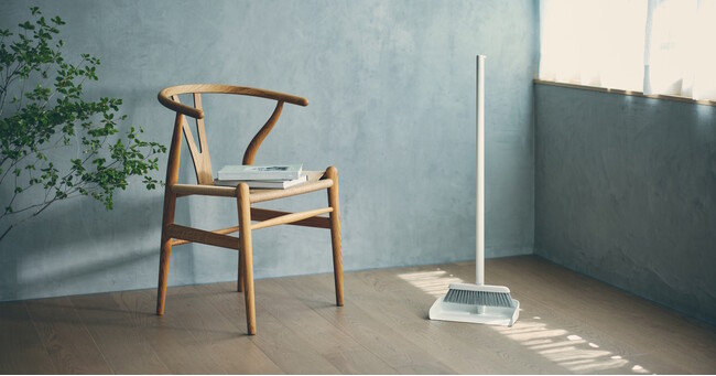 手にとるのも、戻すのもスムーズで気軽に掃除ができる「スタンドほうきちりとり」が新発売