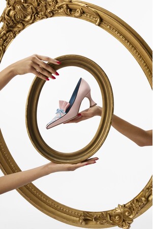 【マノロ ブラニク】特別展「マリー・アントワネット スタイル」をロンドンにて開催、カプセルコレクションも発表