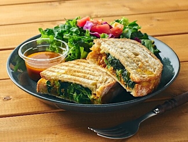 たんぱく質がしっかり摂れるのに、脂質にもうれしい配慮。プラントベースのホットサンドが、スムージー専門店「Ｆ＆Ｐ」で登場