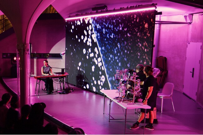 【イベントレポート】大阪・関西万博ドイツ館で、Magnificent MatterがZEISSの最新顕微鏡を用いたパフォーマンス披露 顕微鏡が魅せるミクロ世界とクラシック音楽が融合した圧巻のステージに