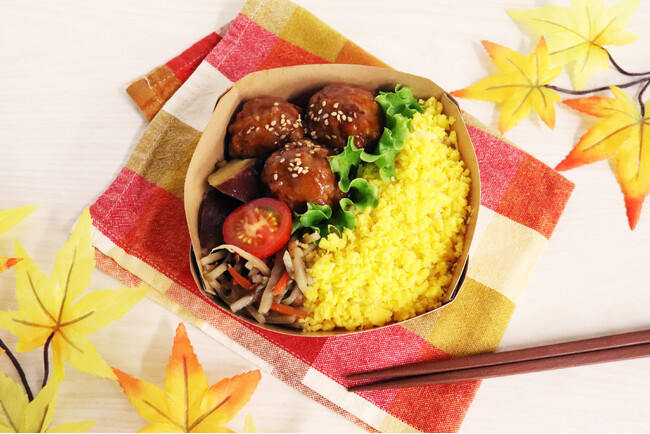 【サラダショップ｜Salad Cafe】そぼろ卵を月に見立てて秋をたのしむ「ふわふわ肉だんごのお月見弁当」9月17日発売＜小田急百貨店町田店限定＞