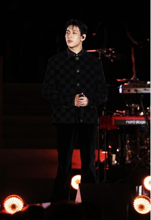 【ルイ・ヴィトン】ベンベン、「Grace for the World」でルイ・ヴィトンを着用しパフォーマンス