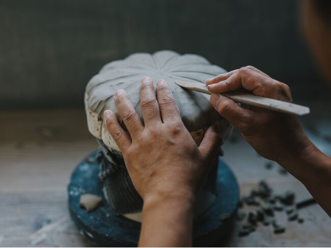 【界 別府】手業のひととき「“幻の焼き物”臼杵焼を現代に蘇らせた陶芸家・宇佐美氏から臼杵焼を学ぶ～オリジナルキーホルダー制作体験～」開催