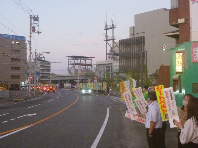 【徳島県　鳴門市役所】「夕暮れ時交通安全キャンペーン・早めのライト点灯啓発運動」を実施