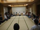 会場で行われる瞑想会の様子 会場で行われる瞑想会の様子