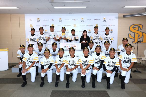 新日本製薬、福岡ソフトバンクホークスジュニアチームの選手・監督・コーチへ『パーフェクトワン』と『Fun and Health』の商品セットを進呈