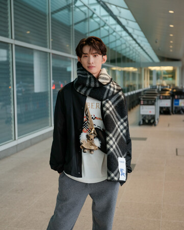【BURBERRY】Snow Man向井康⼆が、バーバリー 2026春夏コレクションを纏い⽻田空港に登場