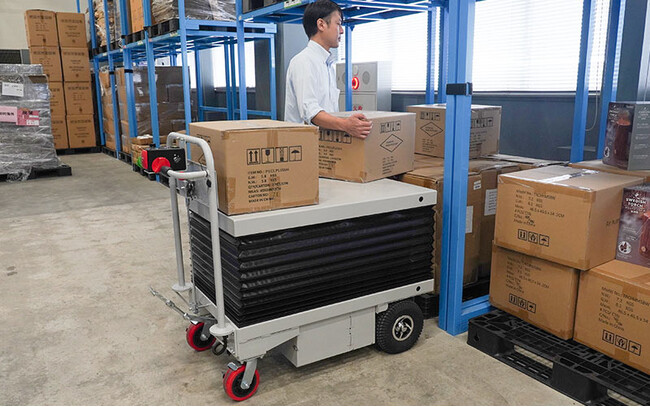 油圧足踏み式のリフト付きで、そのまま高い位置に荷揚げ荷下ろしができる『蛇腹昇降リフト付電動アシスト台車』を発売