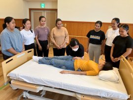 当社の運営住宅で介護実技研修に取り組む特定技能外国人財