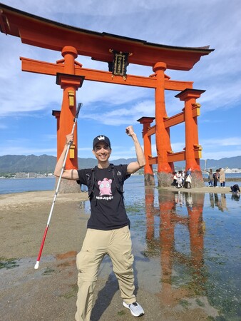 視覚障害を持つアメリカ人が徒歩で挑む計1400kmの日本縦断、最終区間の岩国市から鹿児島市への500kmの旅が9月29日にスタート