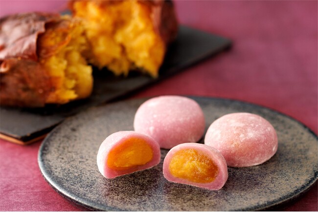 焼き安納芋の深い甘みが感じられる一品。秋の訪れを告げる贅沢なおもち。築地ちとせより期間限定で「ちとせの焼き芋餅」を発売いたしました。