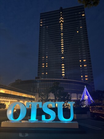 【びわ湖大津プリンスホテル】9月23日の「手話言語の国際デー」　シンボルモニュメント「OTSU」をブルーライトで輝かせよう