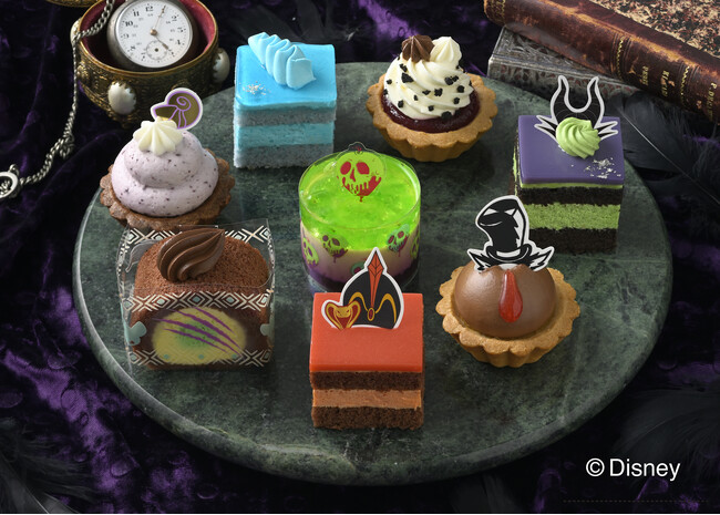 【銀座コージーコーナー】「ディズニーヴィランズ」をモチーフにしたプチケーキアソート&今年は「マレフィセント」と「アースラ」をイメージしたムースケーキも新登場！