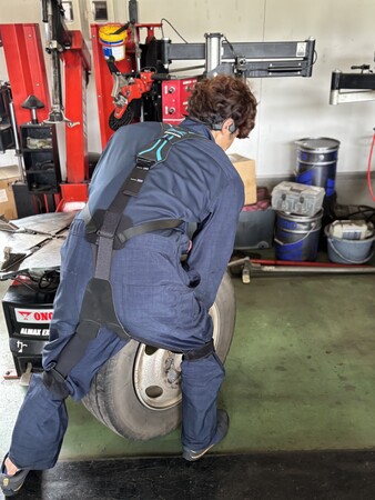 タイヤショップ「タイヤガーデン藤本」にマッスルスーツ「Soft-Power(R)」を導入