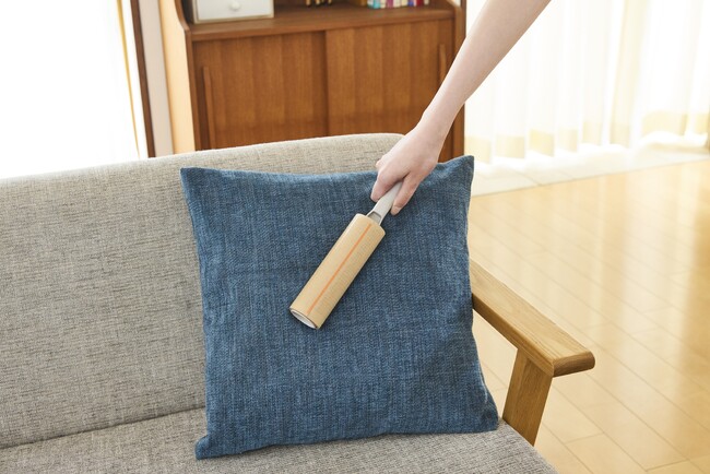 廃材を活用したアップサイクルテープ採用で、地球にやさしい　コンパクトに収納できて、広範囲を一気に清掃可能な新タイプの縦型コロコロ登場