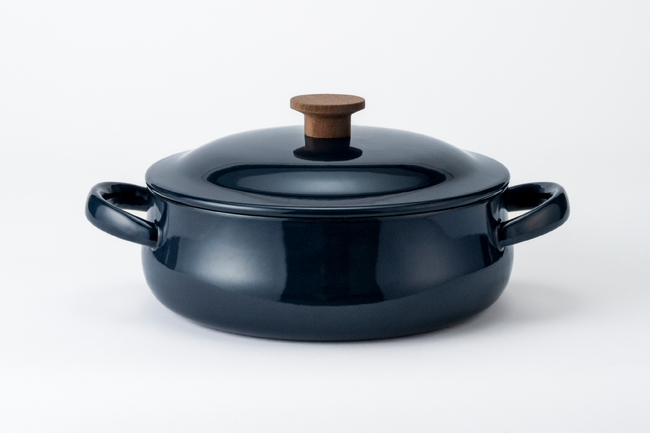 茅乃舎ノ道具から、現代の暮らしに寄り添う野田琺瑯製『両手琺瑯鍋』2025年9月29日(月)より新発売！