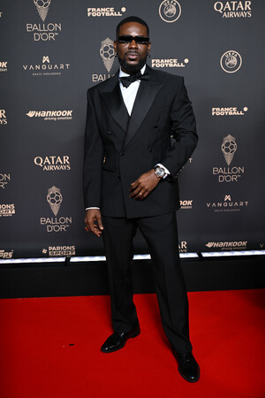 【ルイ・ヴィトン】アデクンレ・ゴールド、第69回バロンドール授賞式にルイ・ヴィトンを着用