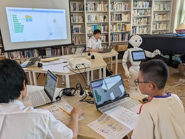 ロボットが教壇に立ち小学生にプログラミングを指導。追手門学院小で教員補助なしの教育モデルを検証