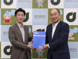 ≪東久留米市・富田 竜馬市長(左)・ジャパンシステム代表取締役社長・斎藤(右)≫ ≪東久留米市・富田 竜馬市長(左)・ジャパンシステム代表取締役社長・斎藤(右)≫