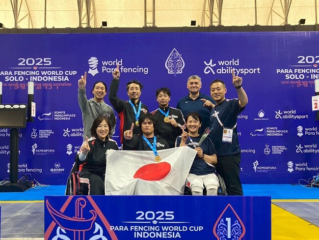 パラフェンシング日本代表、国際大会で団体戦初の金メダル獲得！【日本パラフェンシング協会】