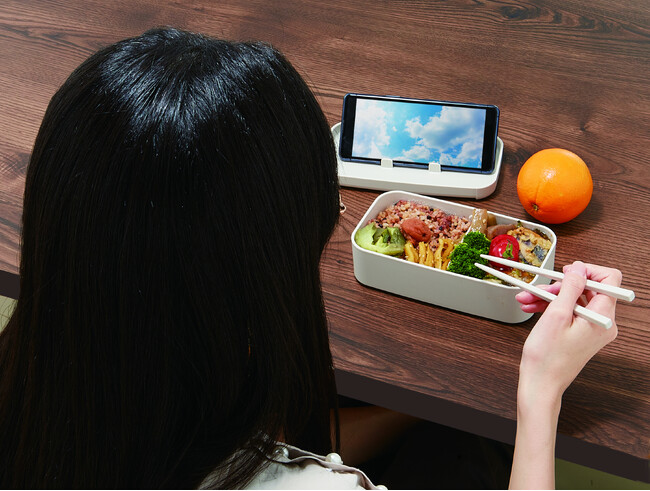 スマホ視聴の「ながらランチ」を快適に！「スマホスタンド付ランチグッズ(3種)」を好評発売中！