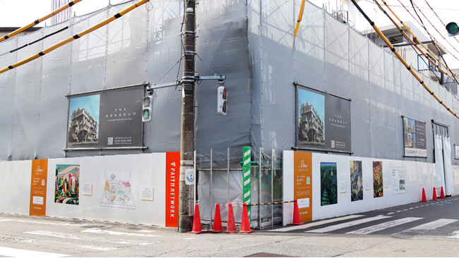 不動産投資支援事業を展開するフェイスネットワーク「まちからアート 仮囲いデザインのアイディアコンテストVol.４」受賞作品の３箇所目の作品展示を開始！