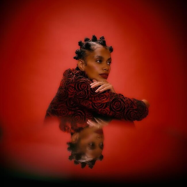 オランダ系南アフリカ人のシンガーソングライターJoya Mooiが、シカゴのラッパーRic Wilson と共作したニューシングル「Technicolour」を、9月26日にリリース