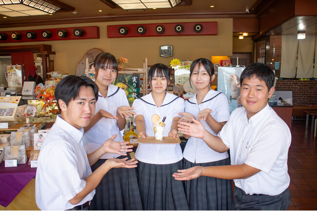 地元高校生が商品開発！極上芋あんとソフトクリーム、特製黒蜜がとろけあう、「さつ美味いもぱふぇ」中尾清月堂全店で特別販売開始！