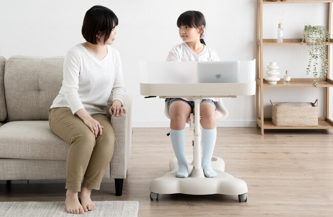 勉強時間はデスクとチェアごと移動する『一体型デスク＆チェア』　学習を見守りやすく、リビング学習にも適した学習セットが登場
