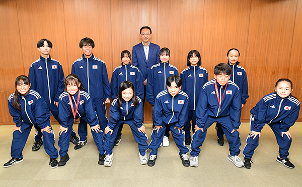高槻市在住の小中学生12人がダブルダッチの世界大会優勝・準優勝を市長に報告