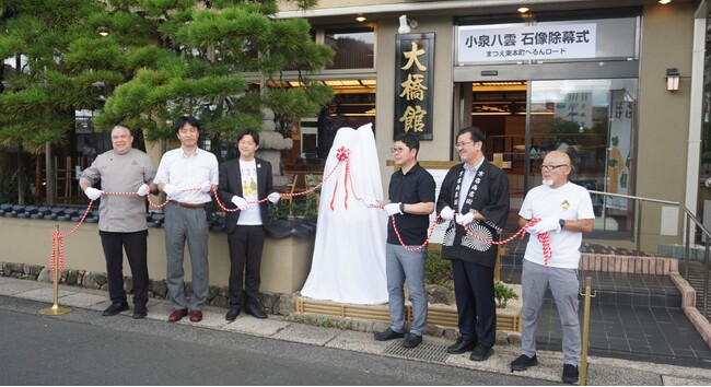 島根電工、小泉八雲の石像を寄贈。さらに完成を記念する除幕式に、「曳綱役」として参加
