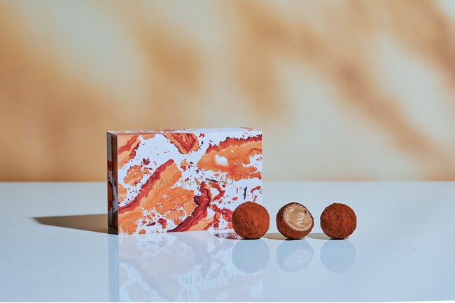 ひと口で、記憶に残る衝撃を。メゾンカカオのマスターピース【ショコラ・コキーユ】丸の内・横浜・オンラインショップ限定／10月は「マカダミア」が登場